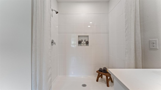 bathroom featuring a tile shower