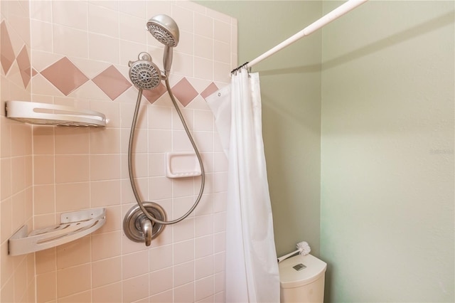 bathroom with curtained shower