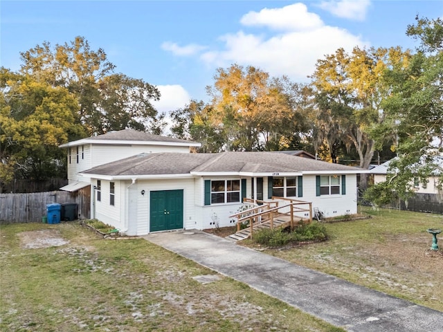 view of front of property featuring a front lawn