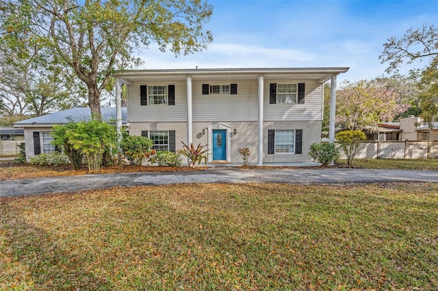 view of front of home featuring a front yard