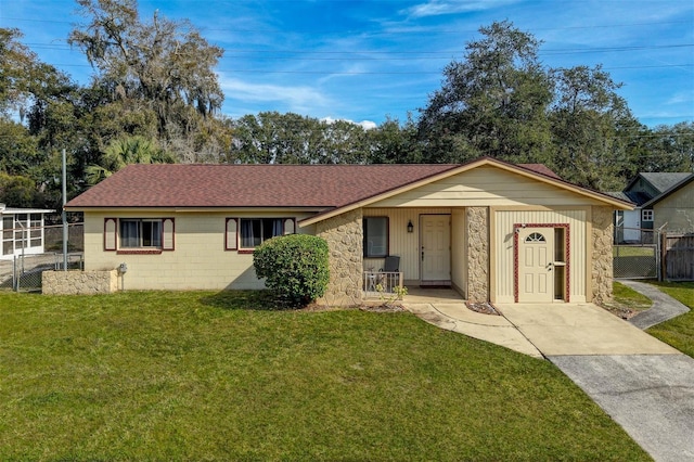 single story home featuring a front yard