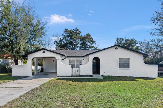 view of front of house featuring a carport and a front yard