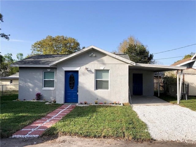 view of front of house featuring a carport and a front yard