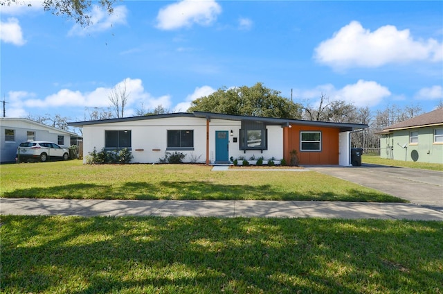 view of front of house featuring driveway and a front yard