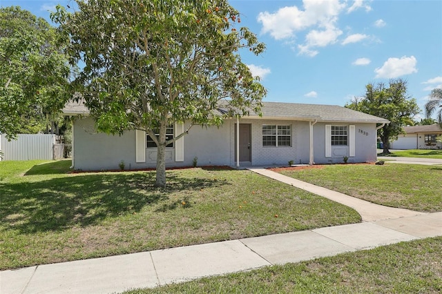 view of front of property featuring a front yard