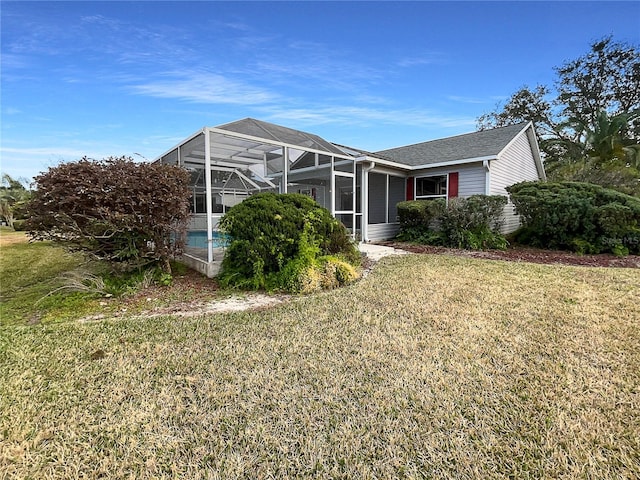 view of front of property featuring a lanai and a front yard