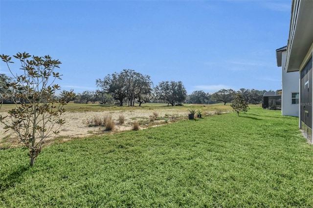 view of yard featuring a rural view