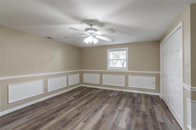 spare room featuring hardwood / wood-style flooring, a textured ceiling, and ceiling fan