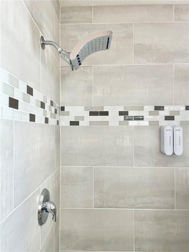 room details featuring a tile shower