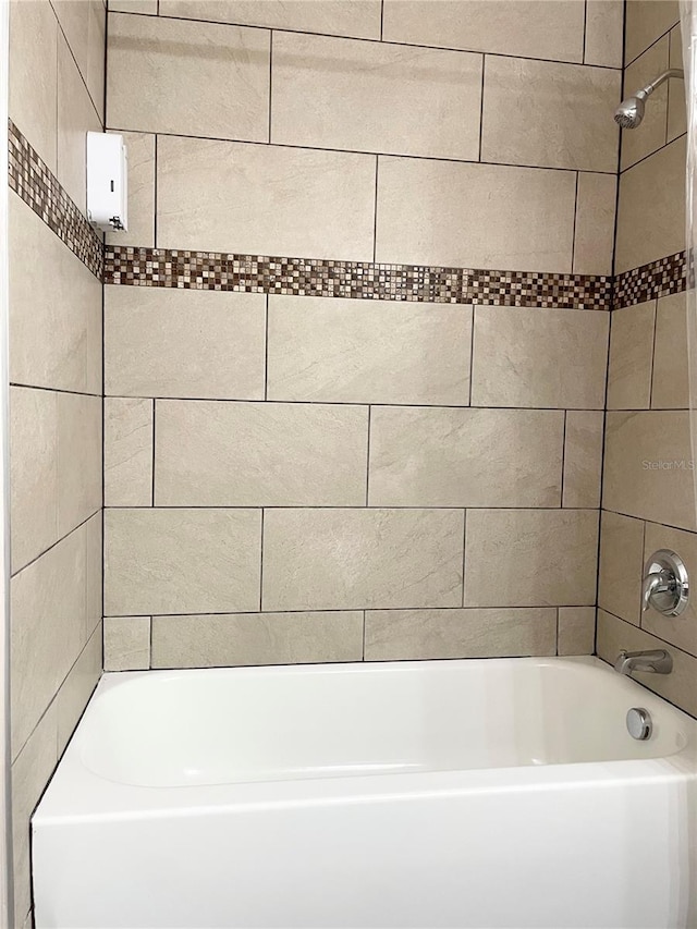 bathroom featuring tiled shower / bath combo