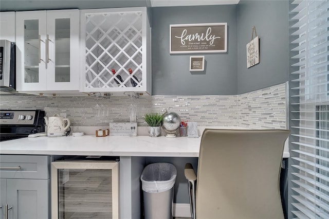 bar with wine cooler, backsplash, and electric range