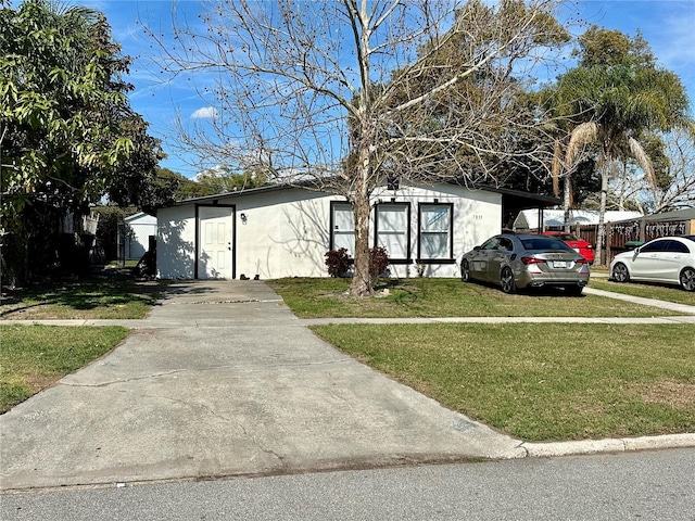 view of front of property featuring a carport and a front lawn