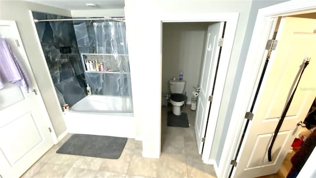 bathroom featuring toilet and shower / bath combo with shower curtain