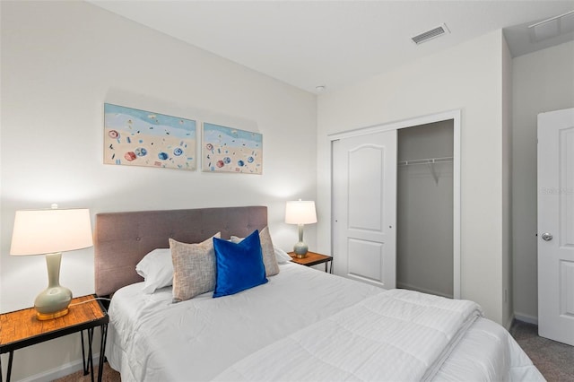 bedroom featuring a closet, carpet flooring, visible vents, and baseboards