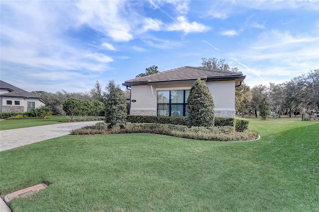 view of side of property featuring a lawn