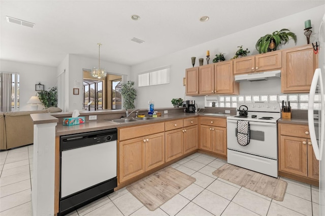 kitchen with sink, a chandelier, hanging light fixtures, kitchen peninsula, and white appliances