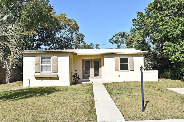 view of front of home featuring a front lawn