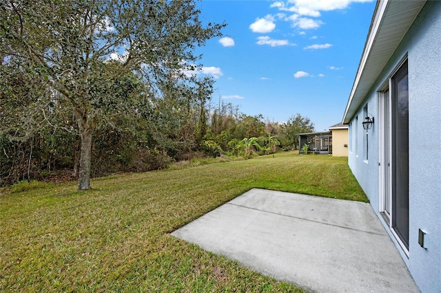 view of yard featuring a patio area