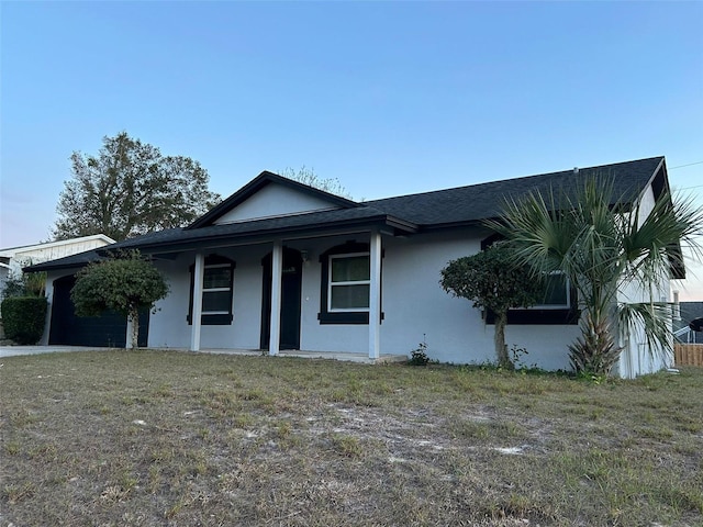 view of front of house featuring a front lawn