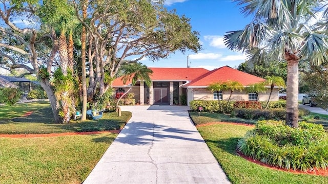 view of front of house featuring a front yard