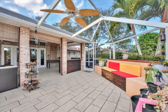 sunroom with ceiling fan