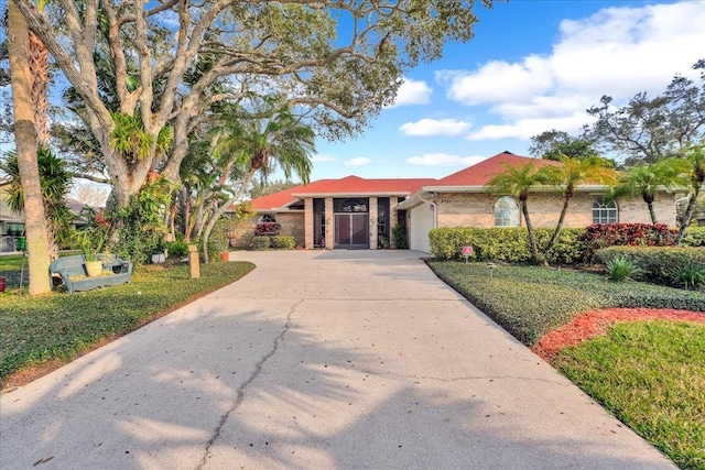 view of front of property featuring a garage and a front yard