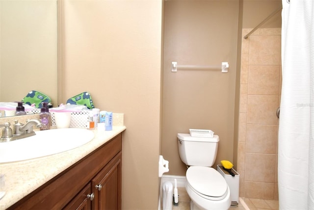 bathroom with a shower with curtain, vanity, and toilet