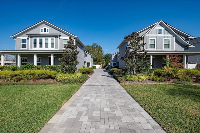 view of front of property featuring a front lawn