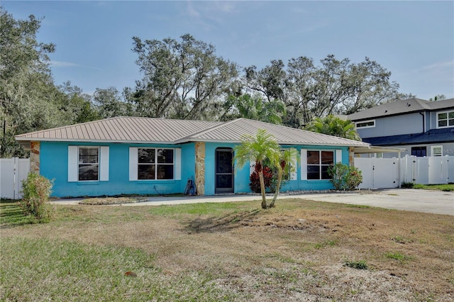 view of front of house featuring a front lawn