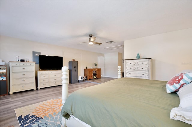 bedroom with light wood-style flooring, visible vents, and a ceiling fan