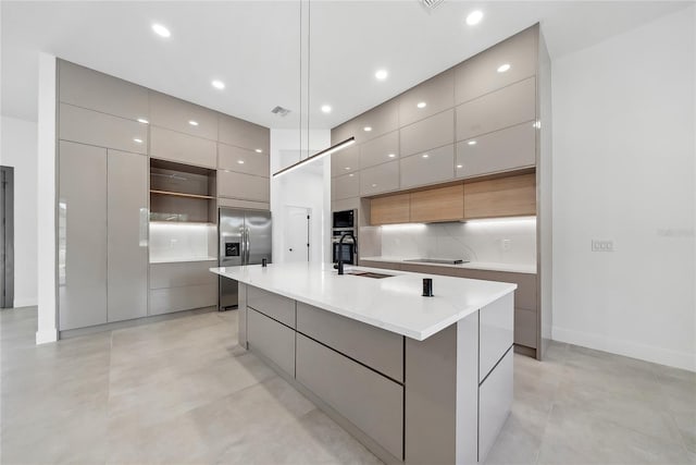 kitchen with sink, decorative backsplash, a large island, black electric stovetop, and stainless steel fridge with ice dispenser