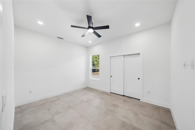 unfurnished bedroom featuring ceiling fan and a closet