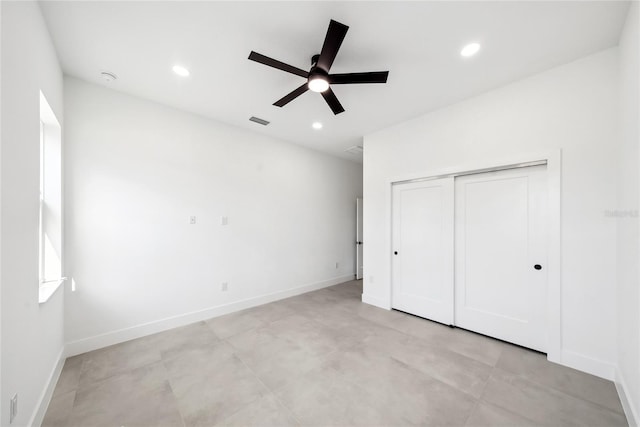 unfurnished bedroom featuring ceiling fan and a closet