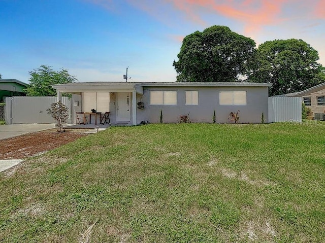 view of front of home featuring a lawn