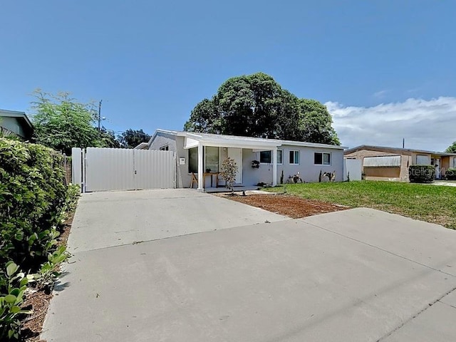 view of front of house featuring a front lawn