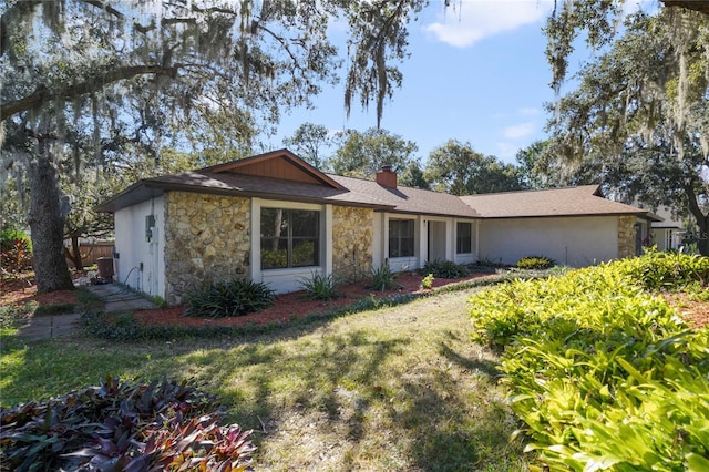 single story home with a front yard