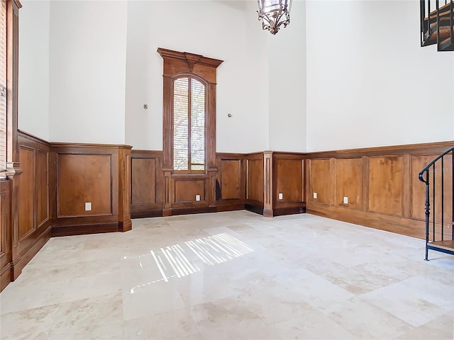 spare room with a notable chandelier