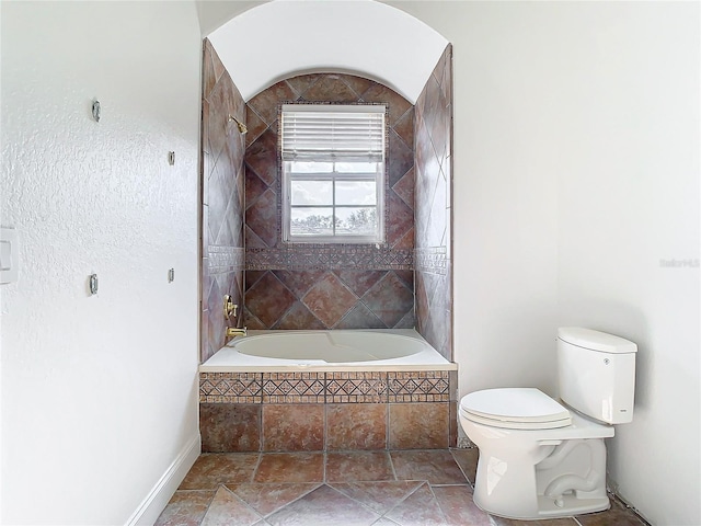 bathroom with tiled shower / bath and toilet