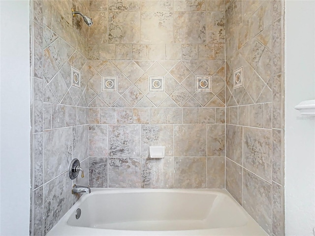 bathroom featuring tiled shower / bath