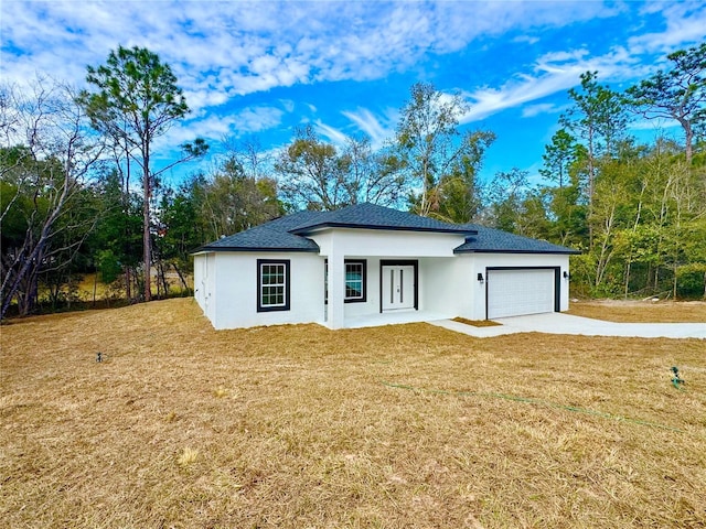 view of front facade featuring a garage and a front lawn