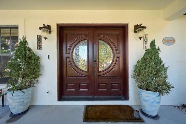 property entrance featuring stucco siding