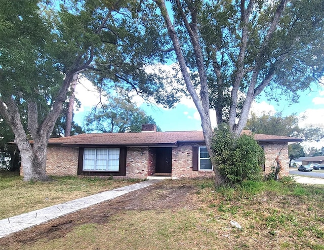 ranch-style house featuring a front yard