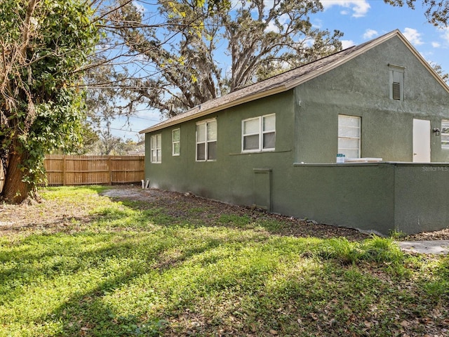 view of side of property featuring a lawn