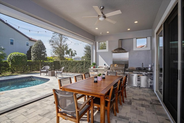 dining area featuring plenty of natural light, sink, a textured ceiling, and ceiling fan