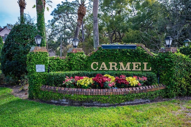 community sign with a yard