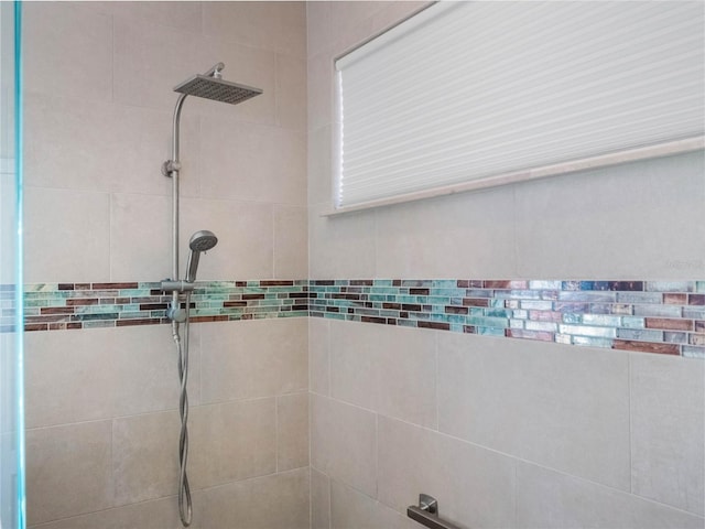 bathroom featuring a tile shower