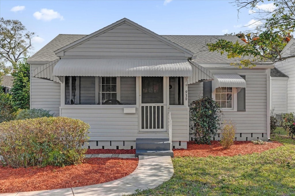 bungalow featuring a front lawn