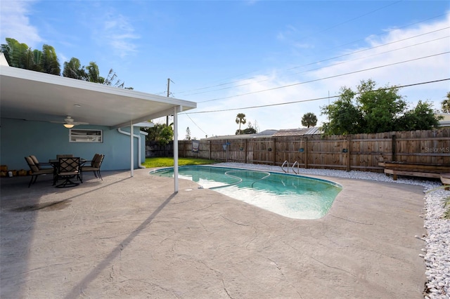 view of swimming pool with a patio and ceiling fan