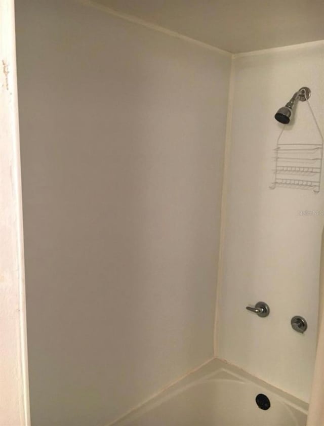 bathroom with bathtub / shower combination