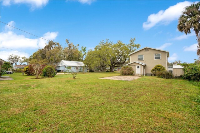 view of yard featuring driveway